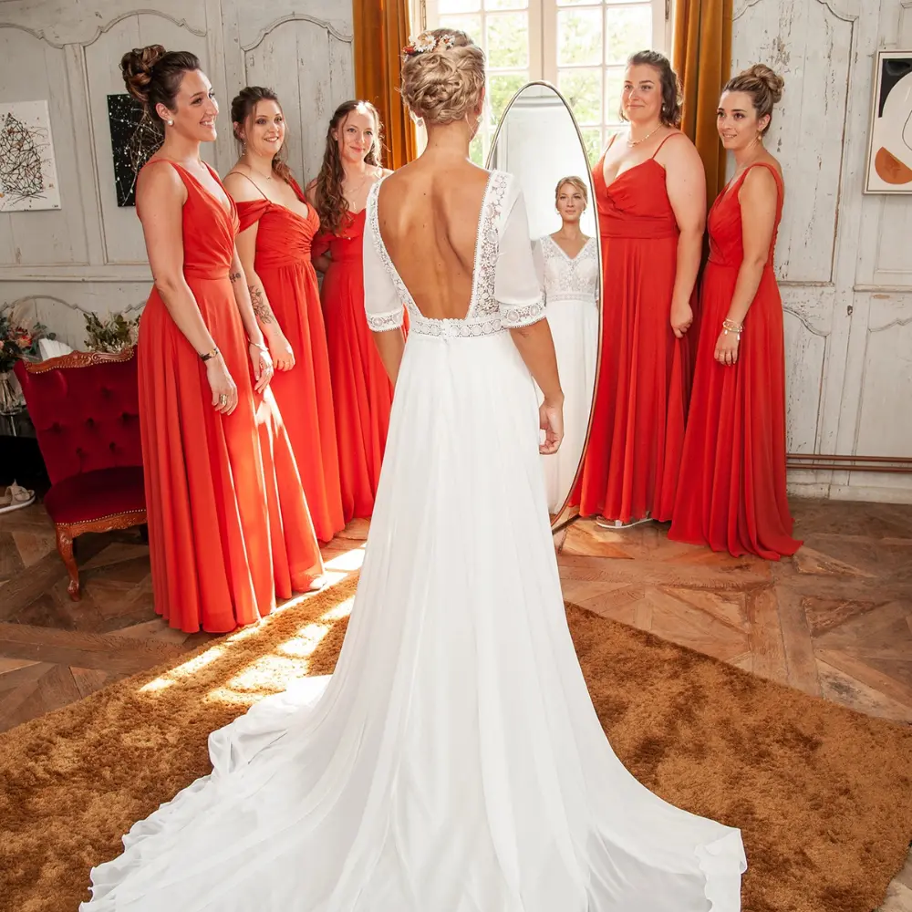 Une mariée entourée de ses dames d'honneur en rouge. Cliché pris en Dordogne.
