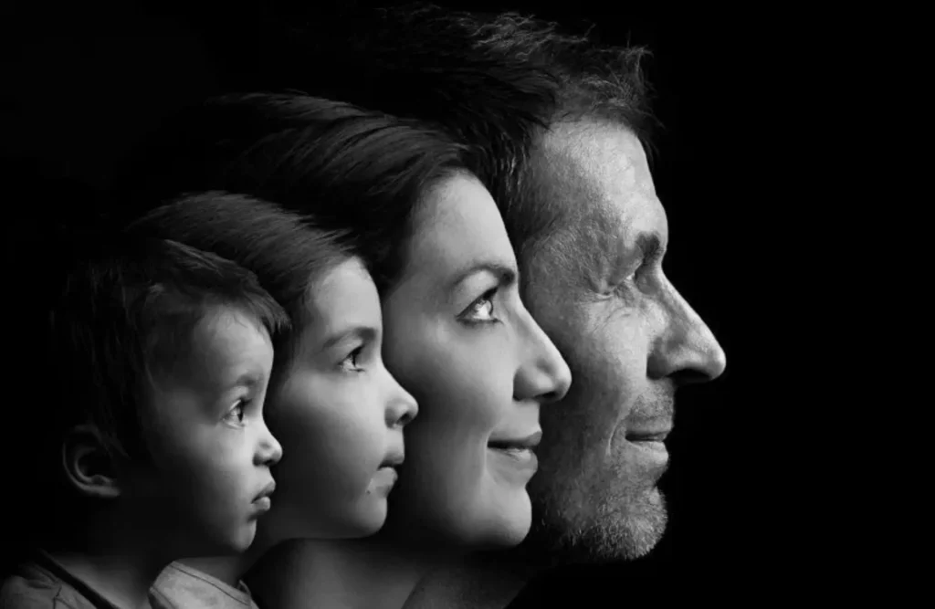 Photo de famille de tout les membre de la famille de profil au niveau du visage en noir et blanc. photo prise en Dordogne.