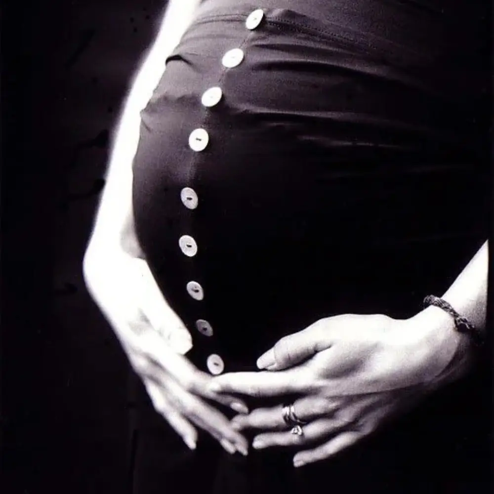 Photographie noir et blanc d'une femme enceinte dans le Périgord proche de Périgueux.