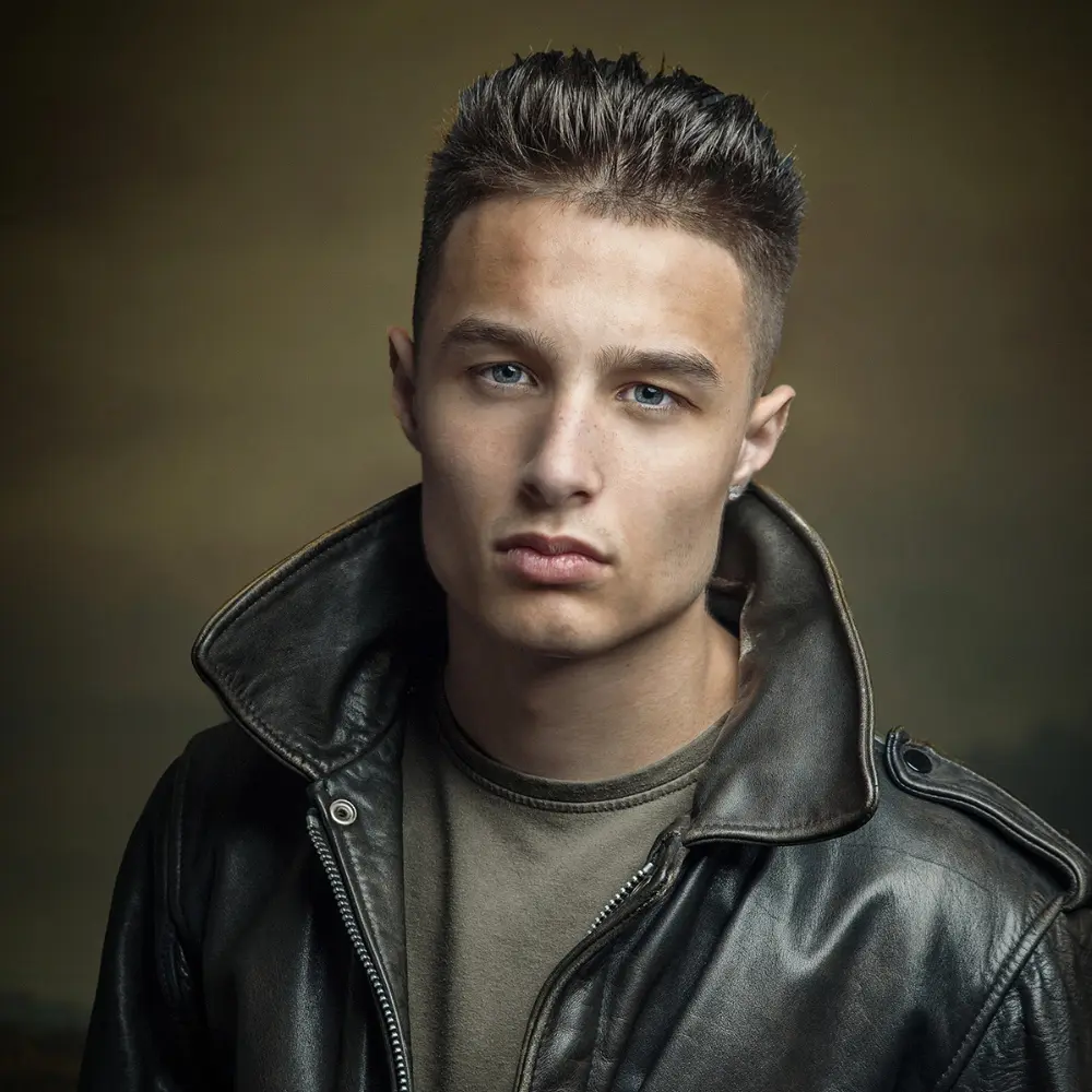 Photo shooting d'un jeune homme de face avec manteau en cuir à Périgueux.